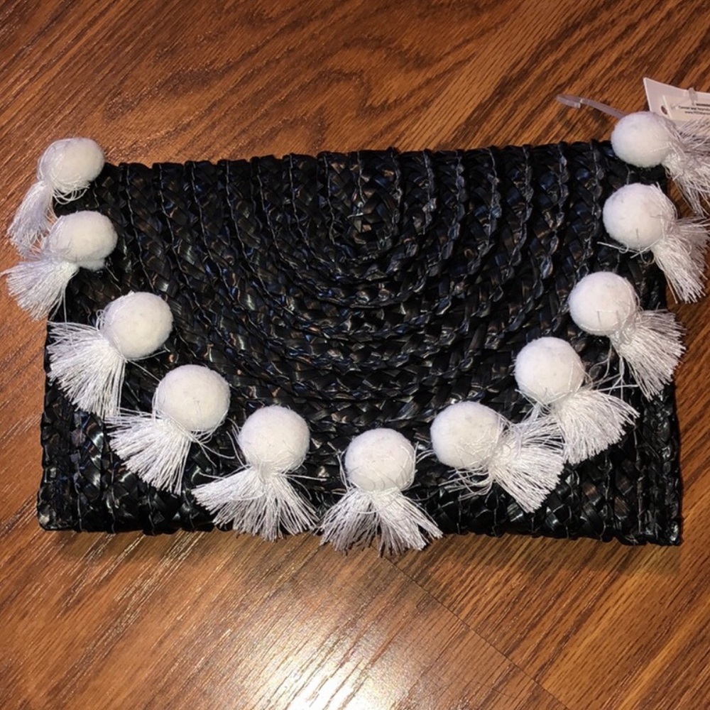 BRAND NEW WOMAN POM POM BLACK AND WHITE CLUTCH. NEW WITH TAGS ON IT.